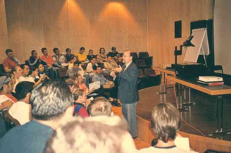 Mauro Baranzini, Vice Dean, welcoming the class of 2001 in the opening session